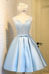 V-Neck Knee-Length Light Blue Satin Homecoming Dresses With Appliques