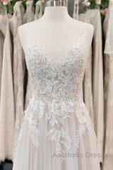 Chic Long A line V neck Appliques Lace Tulle Wedding Dresses