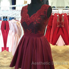 Elegant Lace V-Neck Cap Sleeves Homecoming Dresses Short Cocktail Dresses