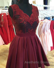Elegant Lace V-Neck Cap Sleeves Homecoming Dresses Short Cocktail Dresses