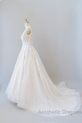 Elegant Long A-line V-neck Appliques Lace Tulle Backless Wedding Dresses