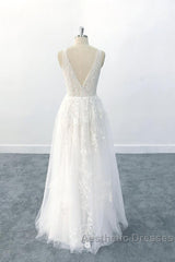 Elegant Long  A-line V-neck Appliques Tulle Backless Wedding Dresses