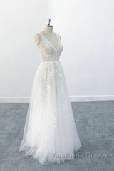 Elegant Long  A-line V-neck Appliques Tulle Backless Wedding Dresses