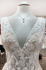 Modest Long A-line V-neck Open Back Tulle Wedding Dresses with Appliques Lace